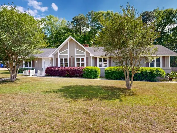 2107 Granada Dr, Dothan, AL 36303