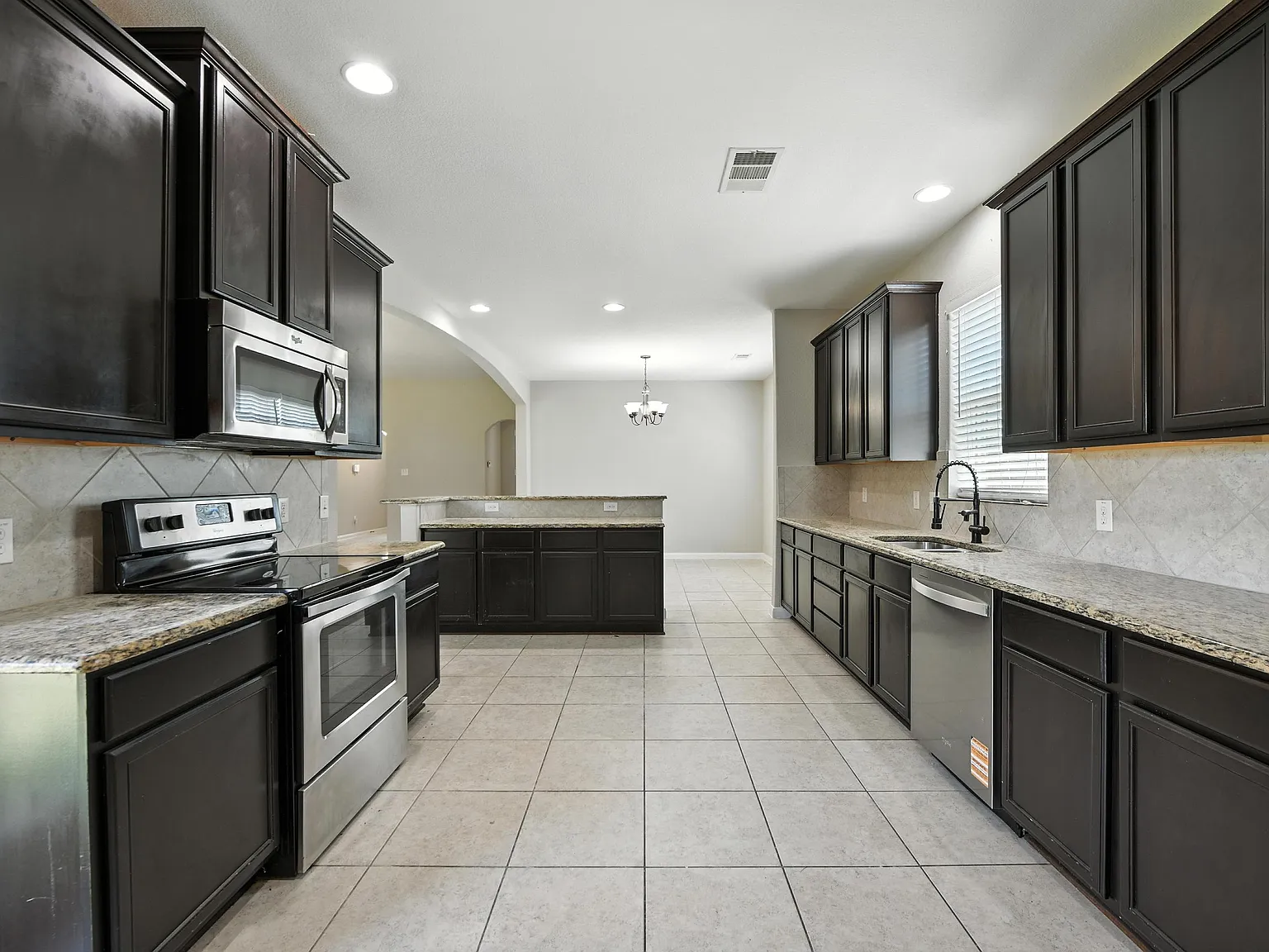 3 bed, 1961 sqft, $2,200 — Photo 3