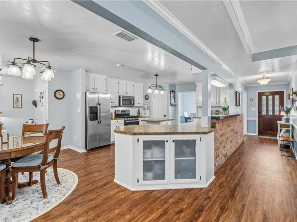 125 Golfview Dr, Hilltop Lakes, TX 77871