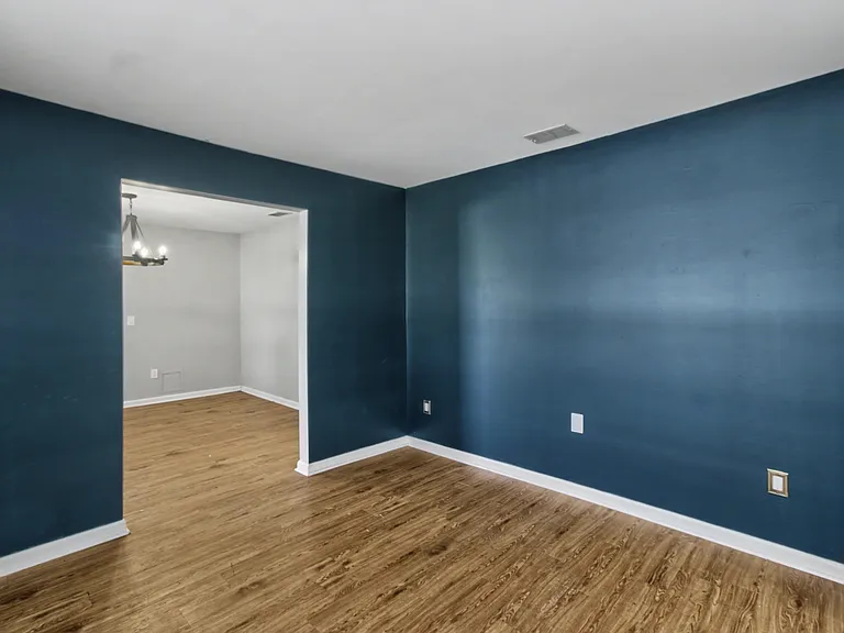 404 Clairemore Cir — Photo 3