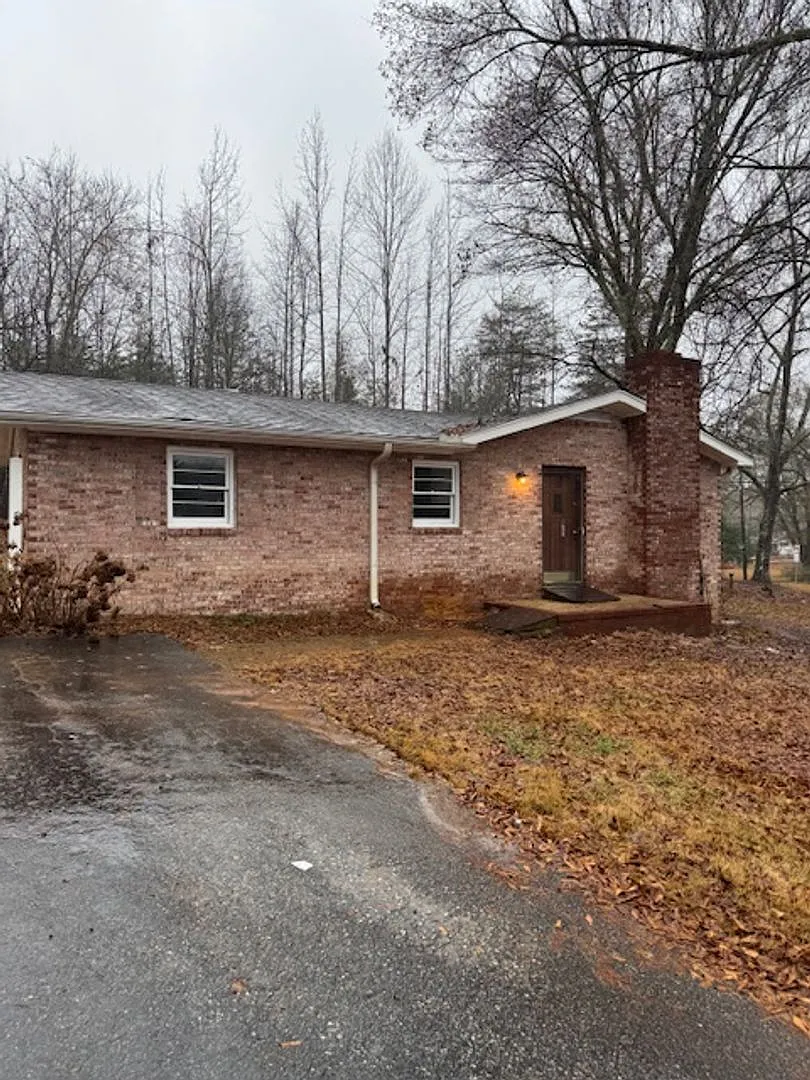 3 Bedroom 2 Bath Home with Large Yard — Photo 1