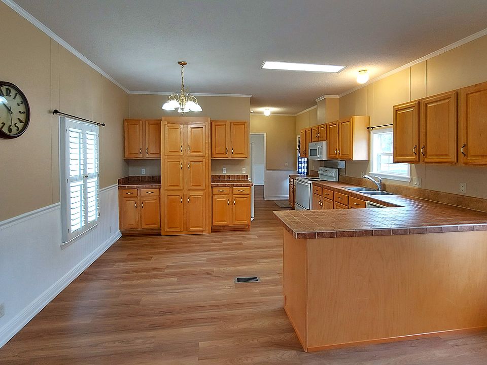 Spacious Kitchen and Dining Area - counter space is 25' long x 2' wide!
