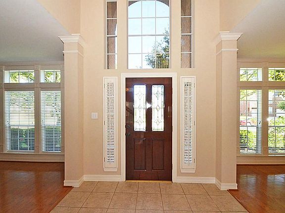3rd image of 1815 Sabine Ln