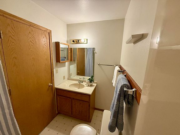 4th image of 102 Spruce Ct