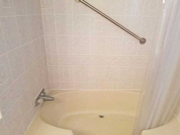 5th image of 709 W Harkey St