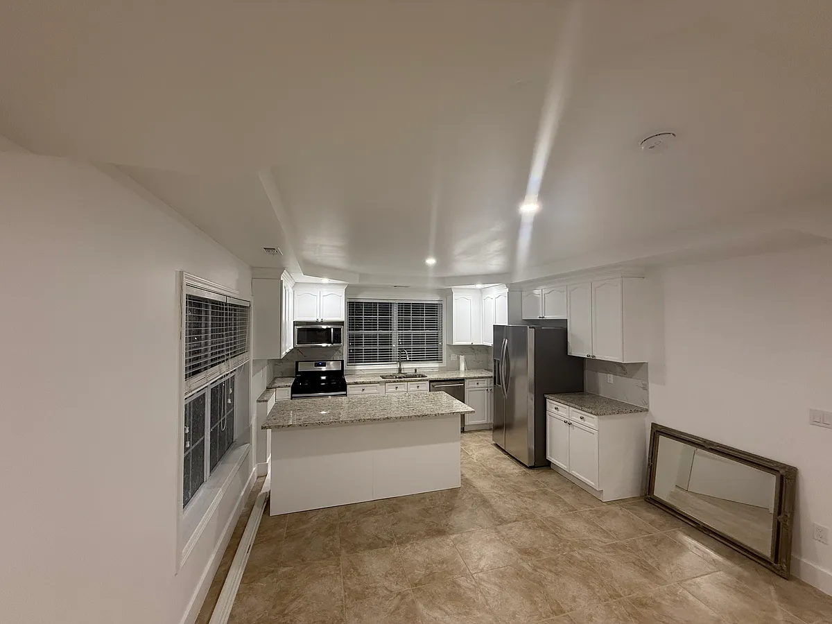 Building Photo - 6230 Lake Windsor Pkwy #BASEMENT