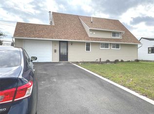 22 Table Ln, Hicksville, NY 11801