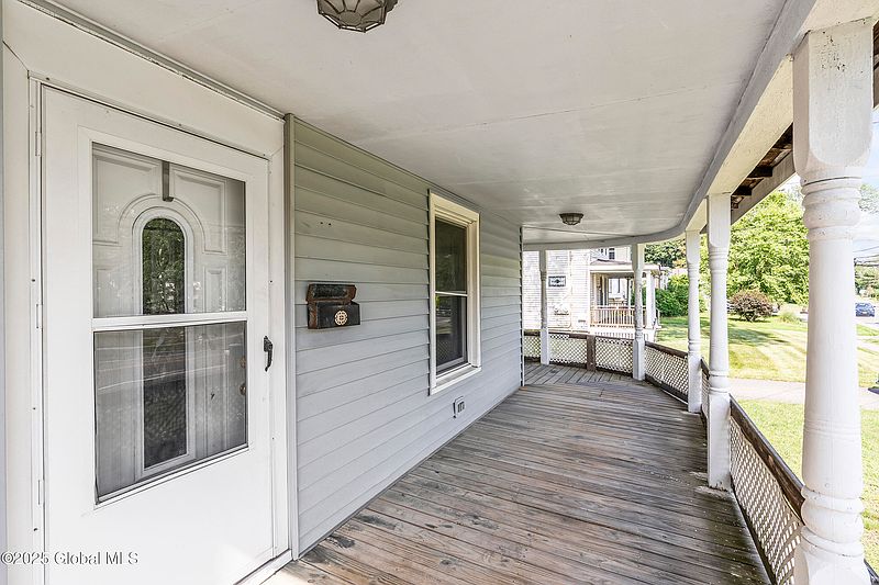 3rd image of 489 Kenwood Avenue