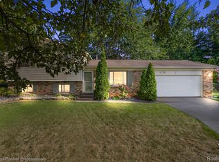 1239 Queens Dr, Oxford, MI 48371