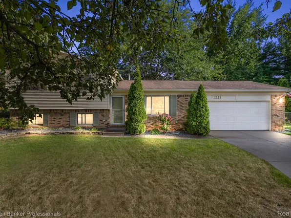 1239 Queens Dr, Oxford, MI 48371