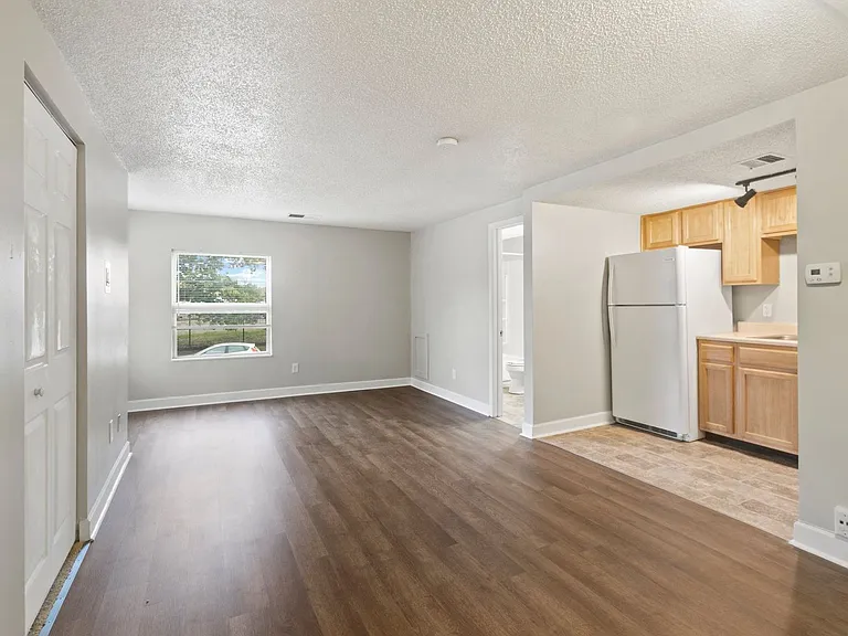 Balsam Avenue Apartments - The Courts — Photo 14