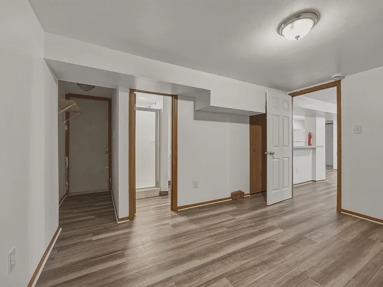 325 Ella St — Photo 11