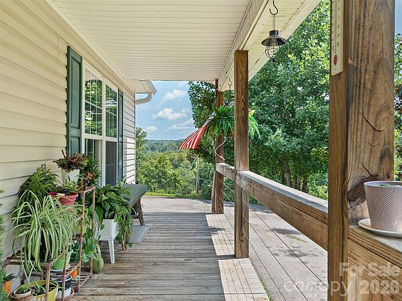 4th image of 14 Folsom Dr