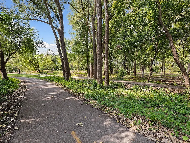 One minute walk to Bredesen Park
