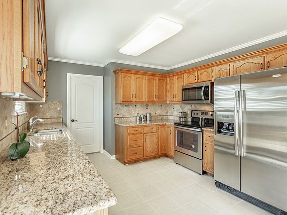 5th image of 10224 Sovereign Pointe Dr
