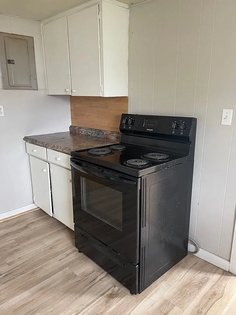 3 Bed 1 Bath - Exeter — Photo 3