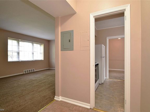 5th image of 15825 Van Aken Blvd APT 1BW