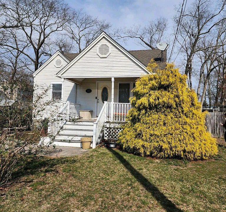 2nd image of 624 Windsor St