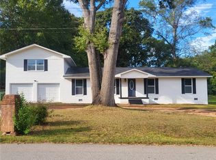 202 Pineview Cir, Valley, AL 36854