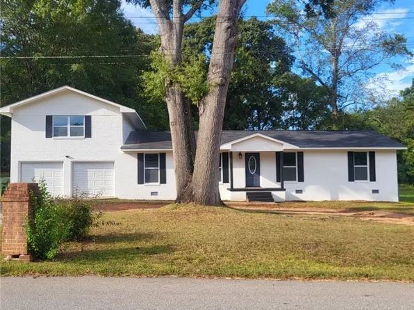 202 Pineview Cir, Valley, AL 36854