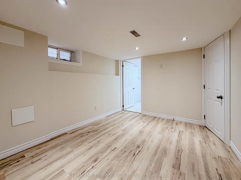 403 Winona Dr #LOWER — Photo 8
