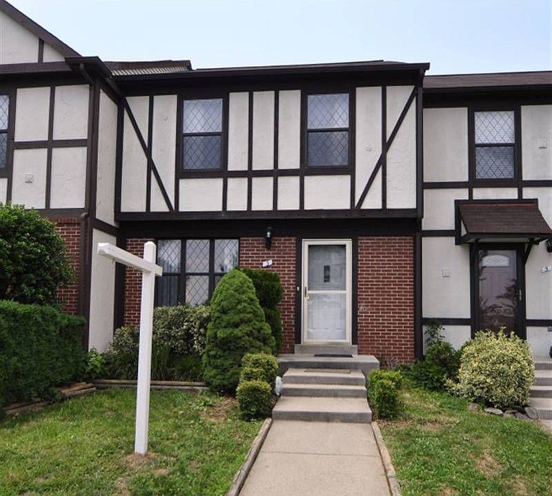 2nd image of 3 Lyndhurst Ct