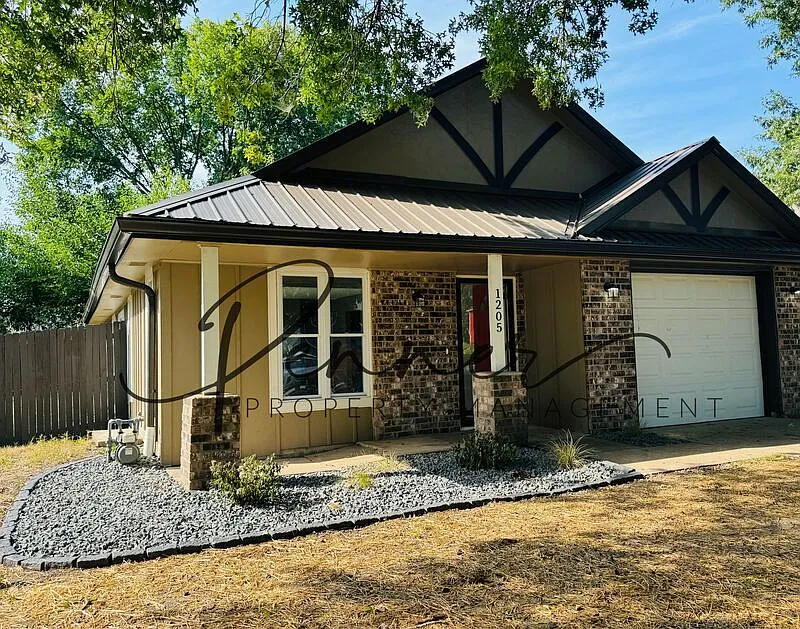 3 bed, 2.0 bath, 1126 sqft, $1,695 — Photo 1