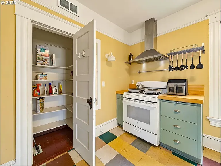 237 NE Graham St — Photo 6