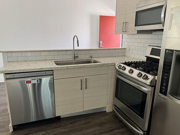 3rd image of 4231 McLaughlin Ave #304