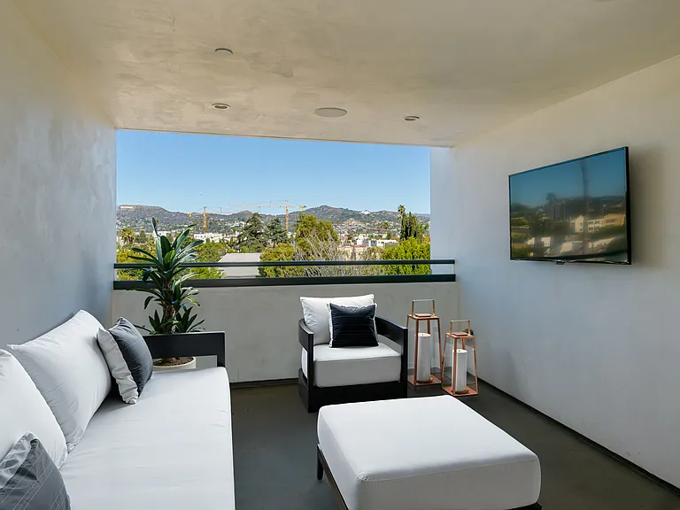 745 N Gramercy Pl — Photo 28