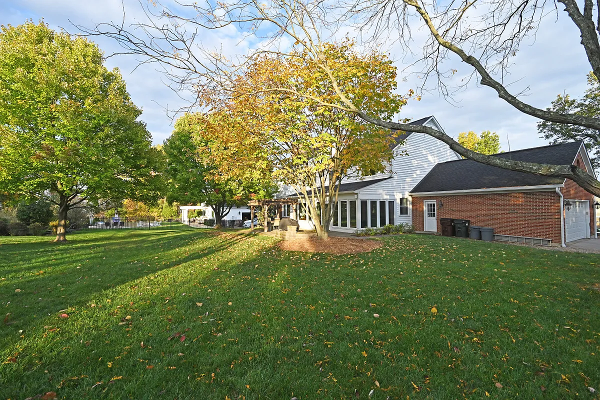 Large, flat backyard - 3133 Hawkslanding Dr