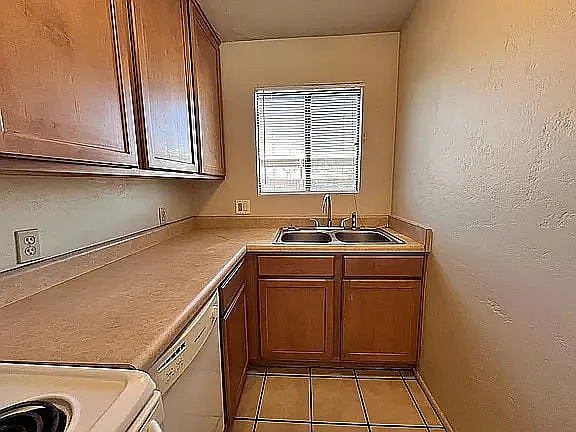 Glenn St Casitas — Photo 1