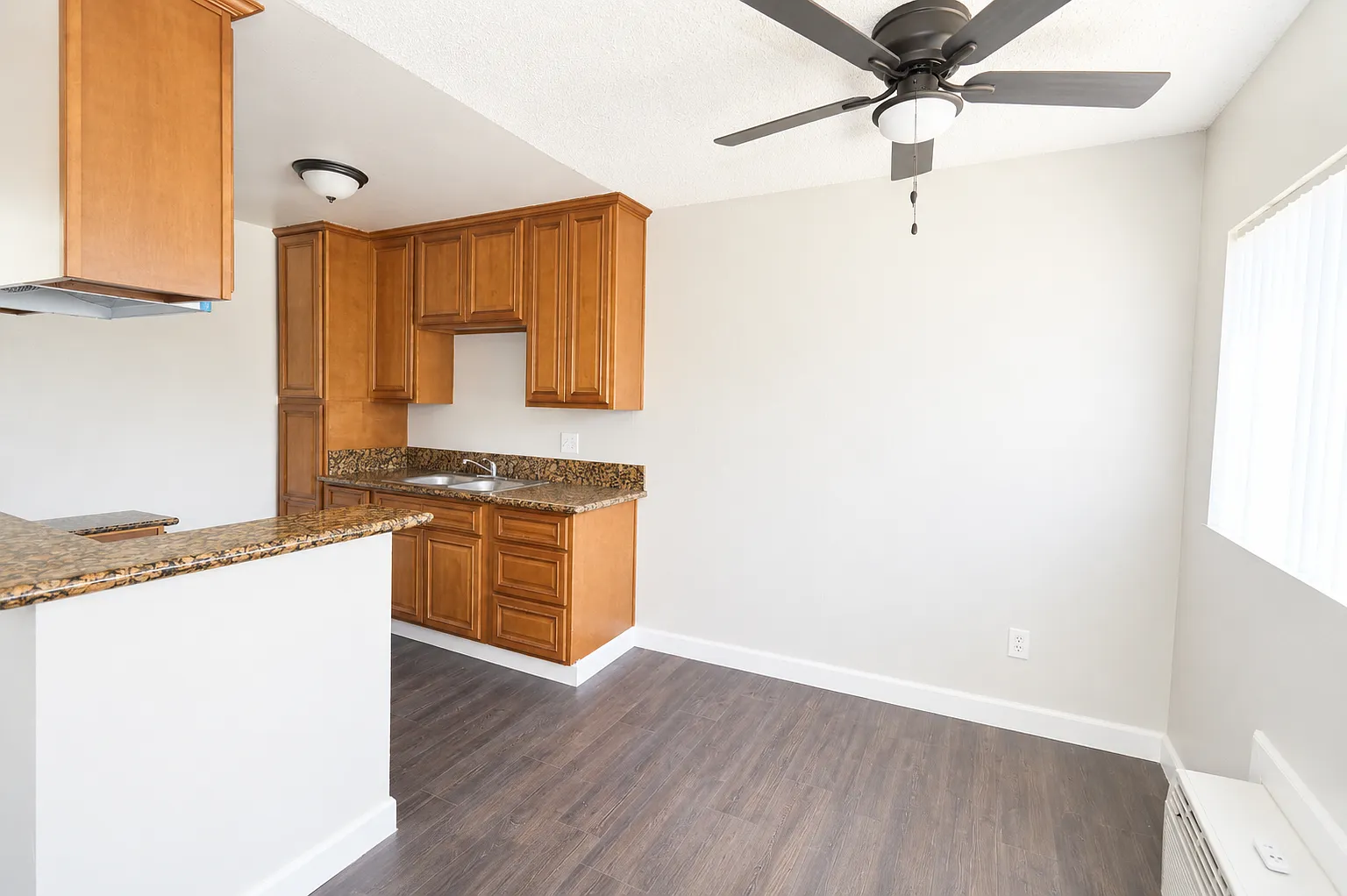 2 bed, 880 sqft, $2,025 — Photo 3