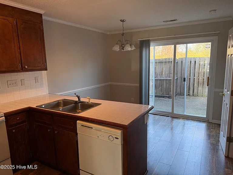 2355 Vineyard Dr #F2 — Photo 5