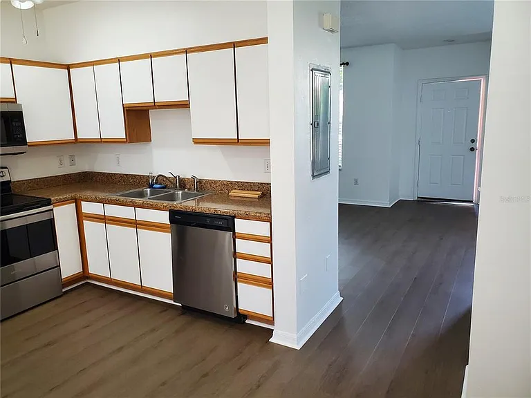 1411 Sedgwick Dr — Photo 3