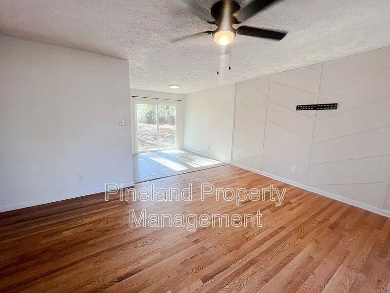 3 bed, 1.0 bath, 1108 sqft, $1,185 — Photo 2
