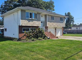 521 Mount Pl, West Babylon, NY 11704