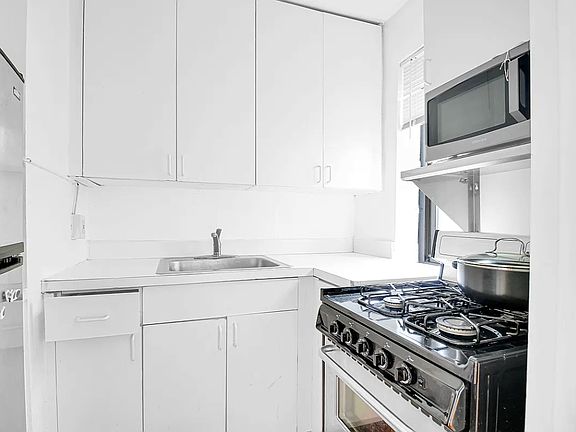 3rd image of 315 E 56th St APT 5A