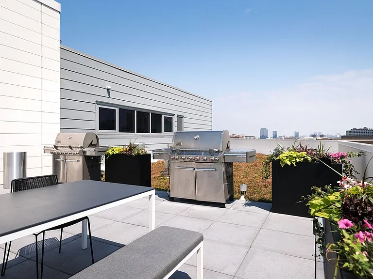 Seven 10 West — Photo 20