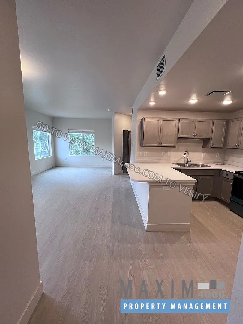 940 Grand Avenue — Photo 2