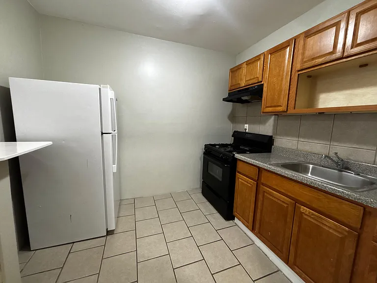 76 N 9th St #4 — Photo 2