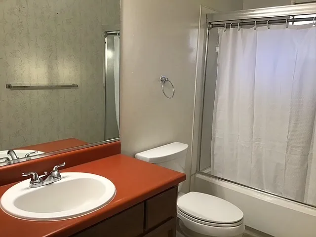 Upstairs full bathroom