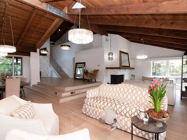 1296 Weybridge Ln — Photo 14