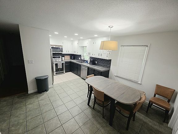 3rd image of 248 Alan St