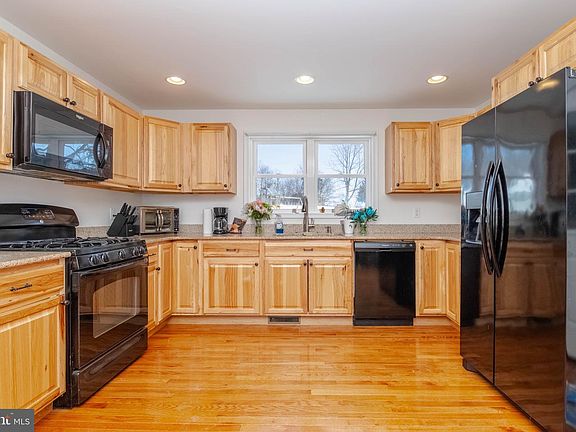 2nd image of 254 Hollow Rd