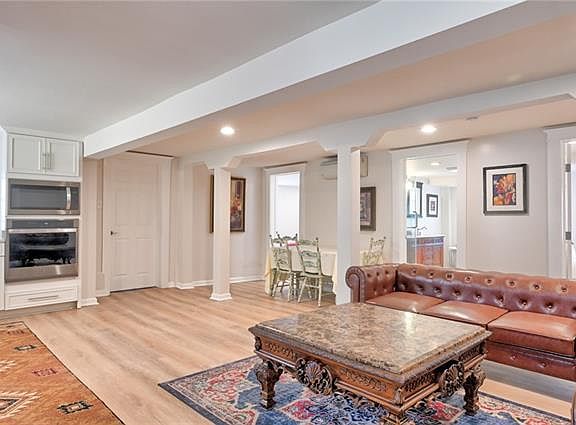 2nd image of 3837 Napoleon Ave #B