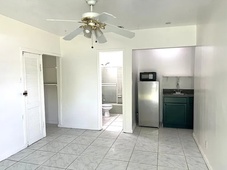 886 NE 35th St #1 — Photo 3