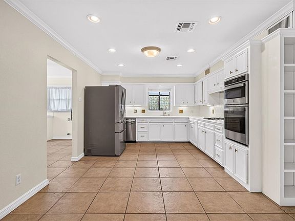 3rd image of 609 Peerman Pl