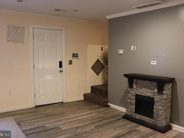 410 Winters Ln — Photo 14