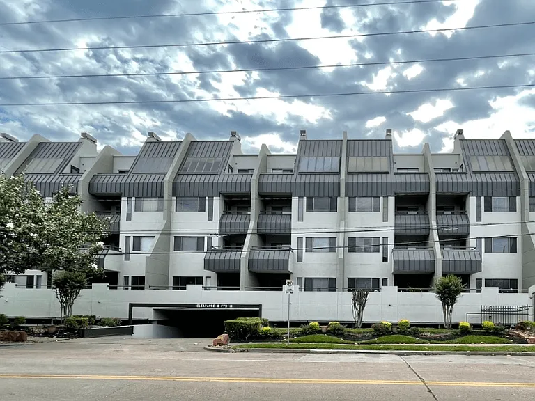 Augusta Court Apartments — Photo 1